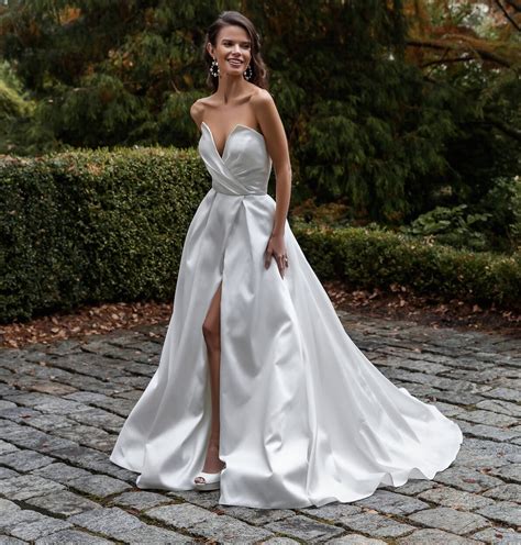 Simple elegance: A line wedding dress trends